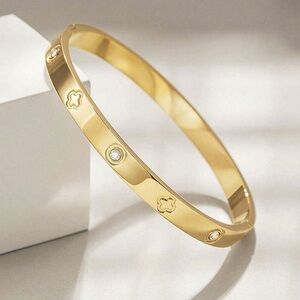NWT GOLD STAINLESS STEEL OVAL 18K GOLD PLATED BANGLE BRACELET